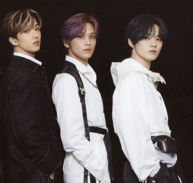 not him making renjun look 3 cms tall