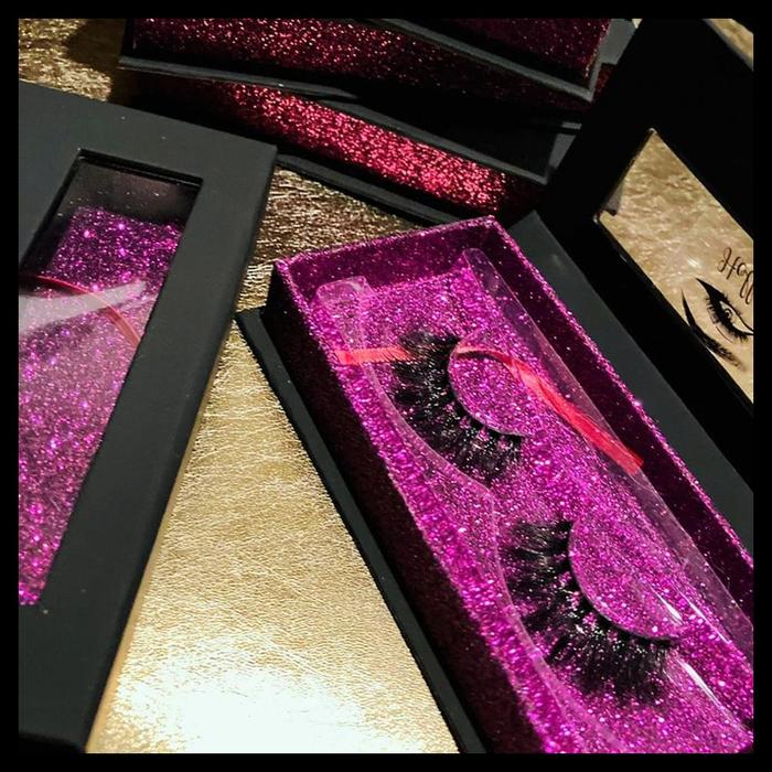 Eyesmakeups's tweet photo. This time at #Christmas2020 Just style your eye with hollywood BBB #lashes.
Get 20% off till #25december. Avail this big #Christmas OFFER.
LINK IN BIO🖇️
THE HOLLYWOOD BBB LASH WITH LUXURY CASE AND COMPLIMENTARY LASH TWEEZER
#makeupartists #bigeyes #lasheseye
 #Wednesdayvibe https://t.co/a8v9BHDxaA