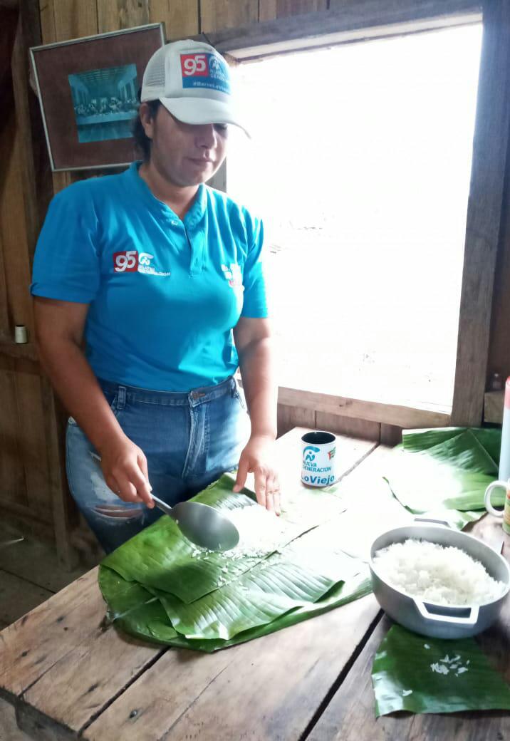 NGManabi's tweet photo. ¡Esta historia de campaña te sorprenderá! 
Nuestra candidata, María Concepción Bravo, prepara todos los días la comida para llevar a los recorridos por el Distrito Norte de #Manabí. https://t.co/YNuAE2g2Bv