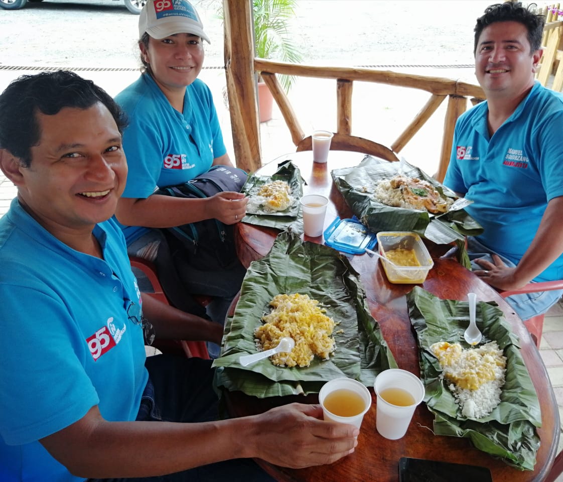 NGManabi's tweet photo. ¡Esta historia de campaña te sorprenderá! 
Nuestra candidata, María Concepción Bravo, prepara todos los días la comida para llevar a los recorridos por el Distrito Norte de #Manabí. https://t.co/YNuAE2g2Bv