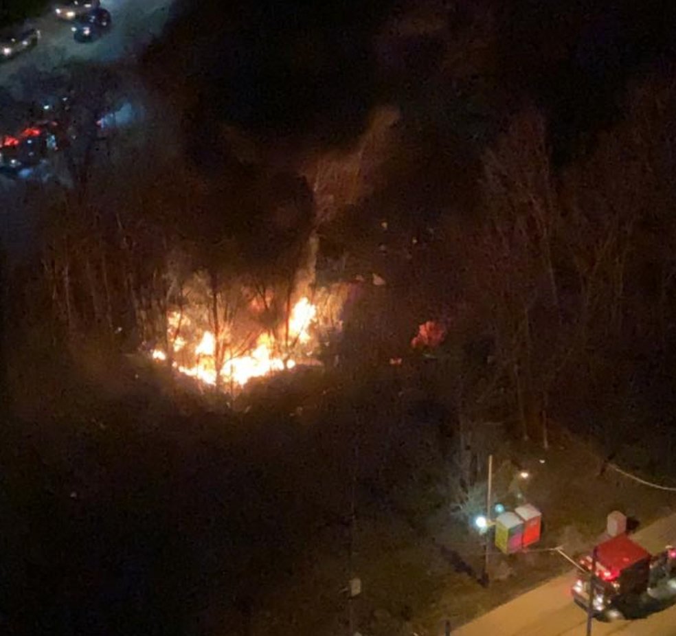 Ensophocles's tweet photo. @CP24 @CTVNews @JohnTory Fire at the Fort York/Lakeshore encampment this evening. This is after many attempts at calling the city/311 to notify them of our neighbourhoods concerns for safety/sanitation. Hoping no-one is injured. https://t.co/LhHDOBFaBH