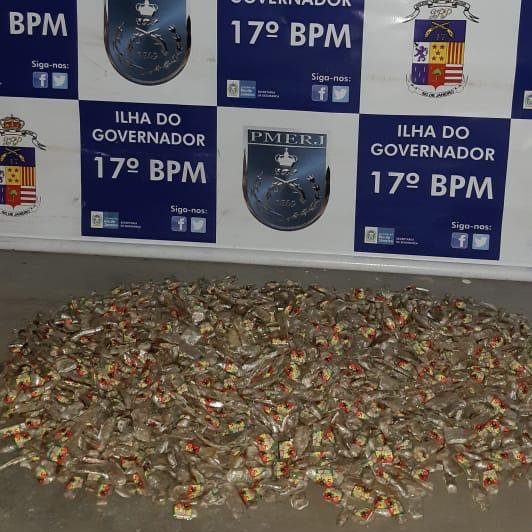 PMERJ's tweet photo. Policiais militares do #17BPM apreenderam uma bolsa contendo drogas na Estradas das Canárias, na #IlhadoGovernador. O material foi deixado por um grupo que fugiu com a aproximação da equipe. O caso foi registrado na #37DP.
#PMERJ, nossa missão é #ServireProteger! https://t.co/iAH2GWEx6b