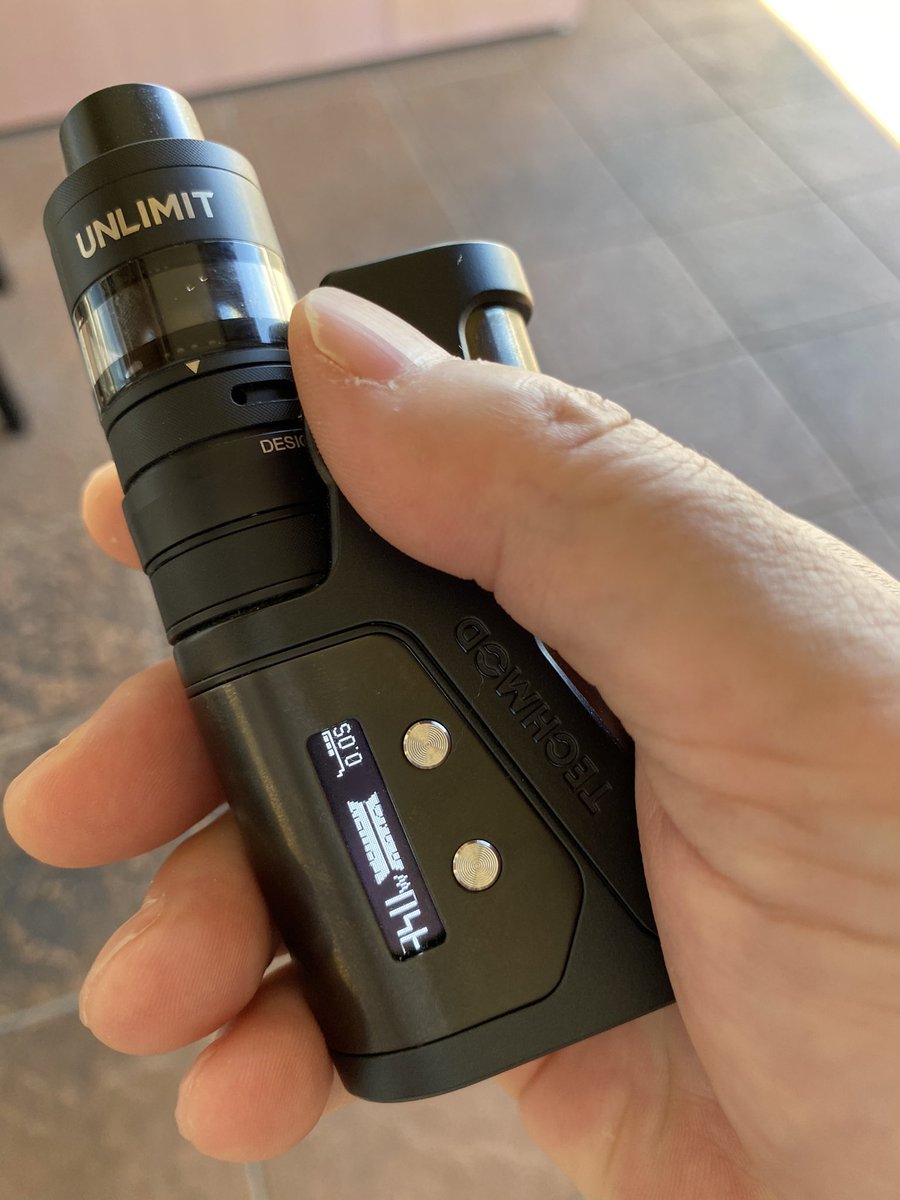 CTHRAG_YASKA's tweet image. 色味が合うので、昨日ビルドしたUnlimitをTechModに乗せて、出かける。

右手にしろ、左手にしろ、パフボタンを親指で押す感じに持つと、どちらも安定した持ち心地。

下側を少し中に絞った筐体が、いいんだね！（╹◡╹）

#Kizoku
#TechMod