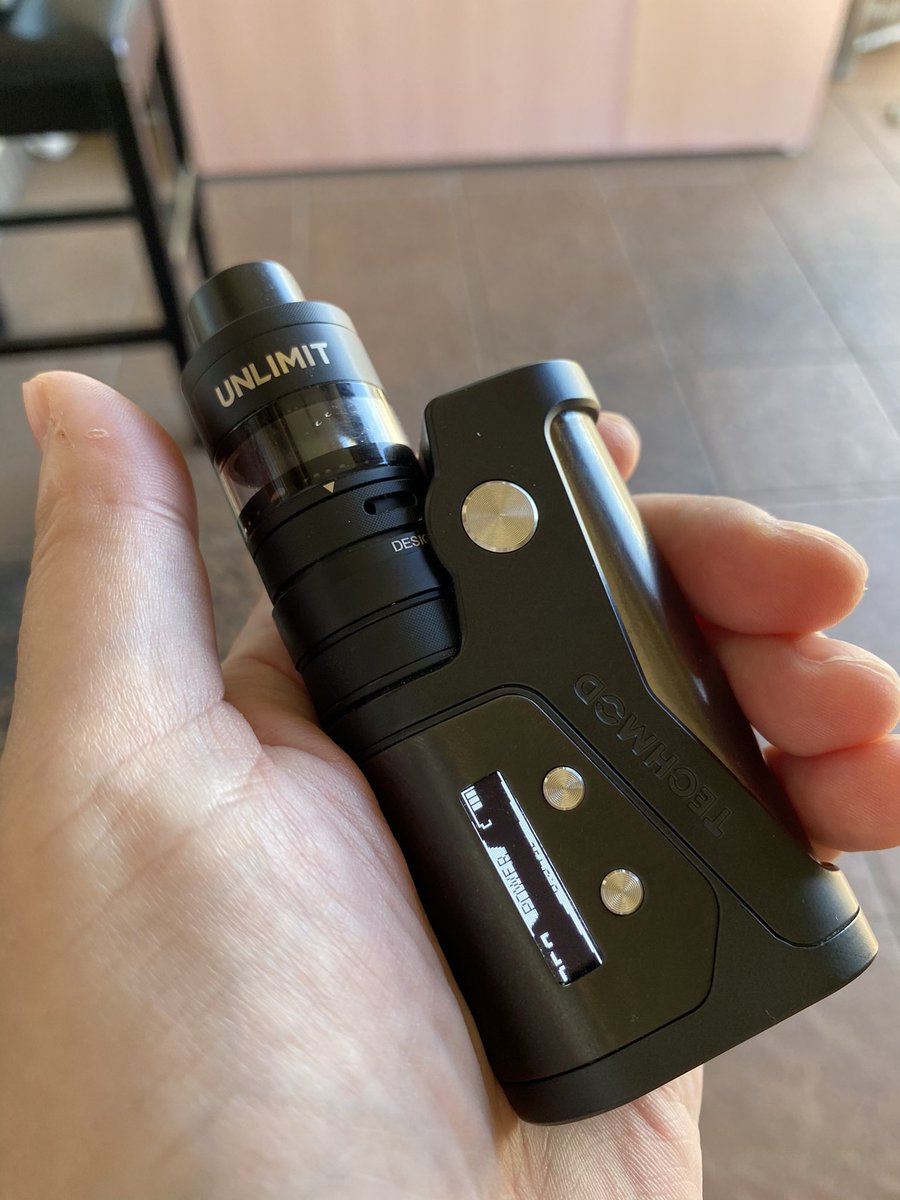 CTHRAG_YASKA's tweet image. 色味が合うので、昨日ビルドしたUnlimitをTechModに乗せて、出かける。

右手にしろ、左手にしろ、パフボタンを親指で押す感じに持つと、どちらも安定した持ち心地。

下側を少し中に絞った筐体が、いいんだね！（╹◡╹）

#Kizoku
#TechMod