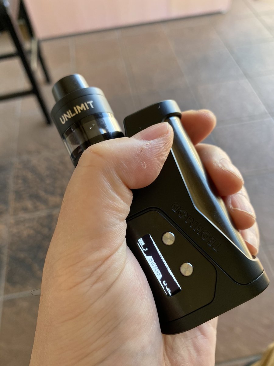 CTHRAG_YASKA's tweet image. 色味が合うので、昨日ビルドしたUnlimitをTechModに乗せて、出かける。

右手にしろ、左手にしろ、パフボタンを親指で押す感じに持つと、どちらも安定した持ち心地。

下側を少し中に絞った筐体が、いいんだね！（╹◡╹）

#Kizoku
#TechMod