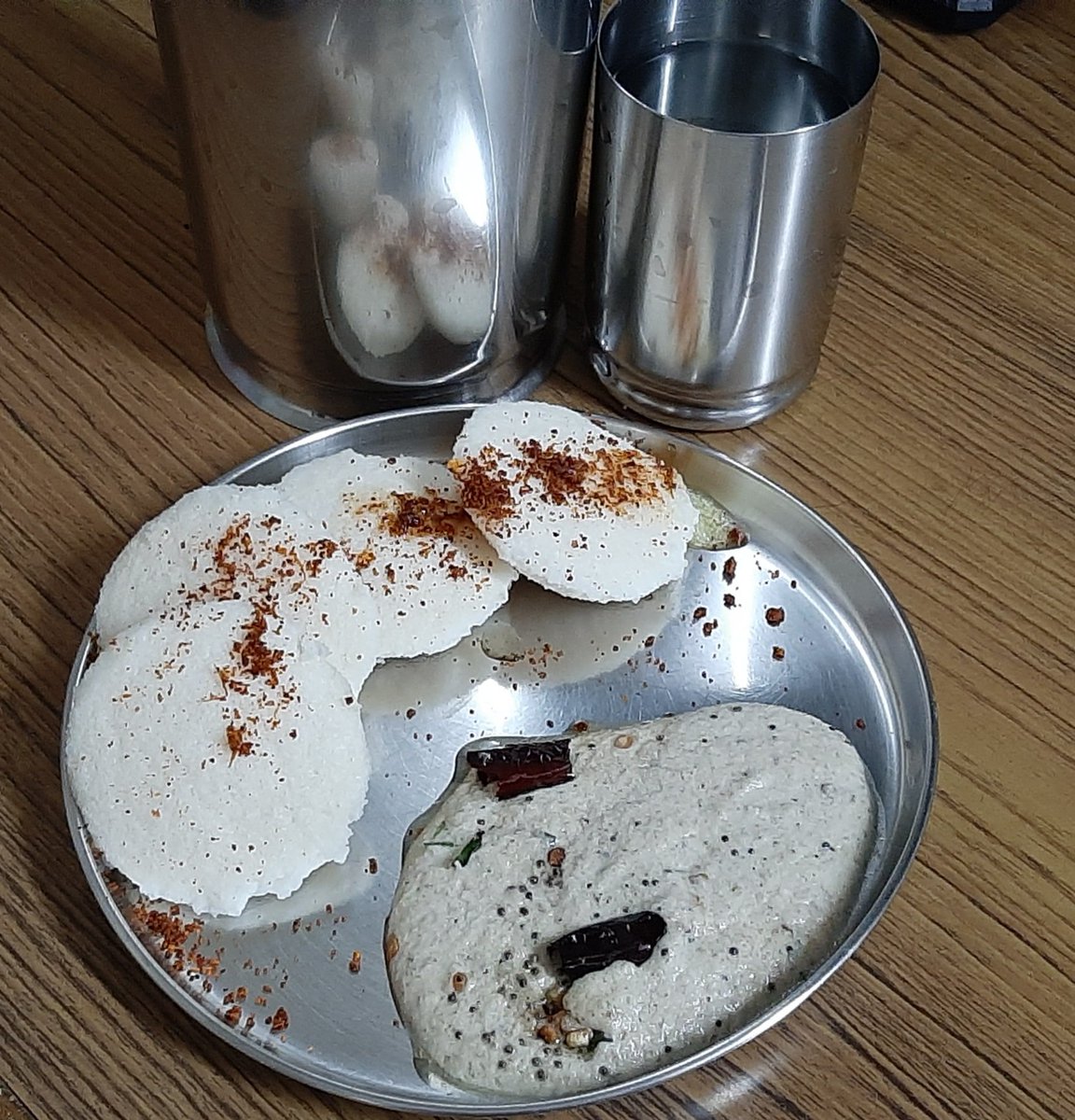 VijayaM45415494's tweet photo. #TodayBreakFast idly😋
#Breakfast అని ఎందుకంటారు..?
#Homemade 👇🥰 https://t.co/4rGat667wa