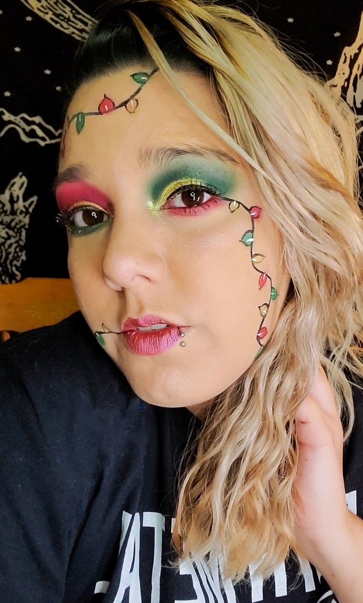 BeautyPunkGirl's tweet photo. Let it glow

#christmas2020 #christmaslights #jeffreestar #bloodsugarpalette #bloodmoneypalette 
@JeffreeStar https://t.co/gaTejbwv63