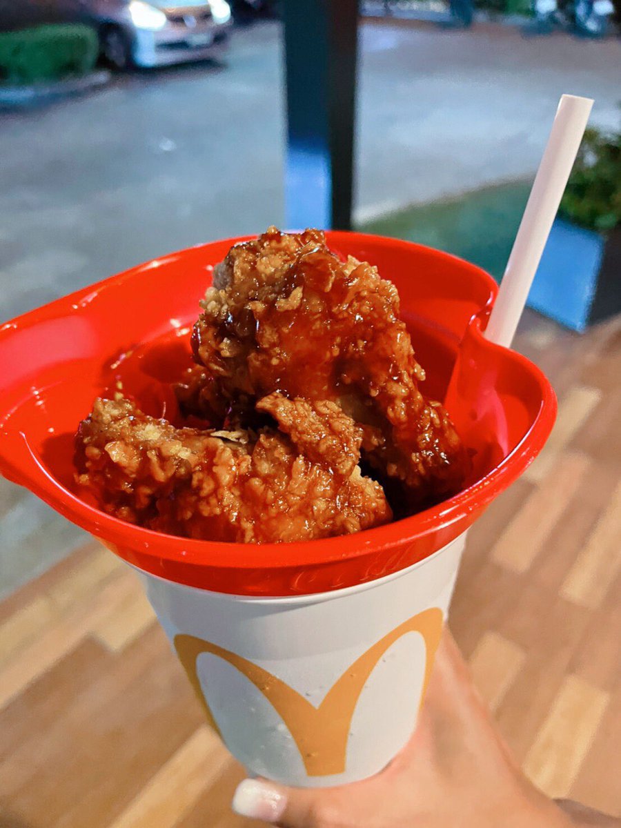 twoajumma's tweet photo. ทุกคน อาจุมม่าอยากบอกว่าอันนี้ดีมาก #Snack2go ของแมคโดนัลด์ เป็นโค้กรีฟิลได้ แล้วมีไก่เกาหลีอยู่ด้านบนคือสะดวกมากกก ล้ำมาก และอร่อยมาก นี่คือสิ่งที่สายกินต้องการ ถือแล้วกินไปด้วย เดินคุยเล่นกับเพื่อน คือดีงาม แนะนำเลย 85 บาท พิกัดแมคไดร์ฟทรูจ้า
#อร่อยซ่าได้ทุกที่ #McDxCoke https://t.co/fg4hHKYOfj