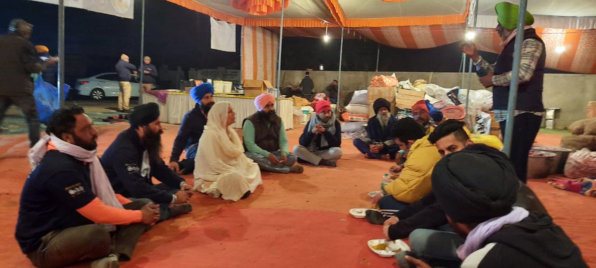 laprangurpreet's tweet photo. ਕਿਸਾਨ ਸੰਘਰਸ ਚਲਦੇ ਸਮੇ DSGPC ਸੀਨੀਅਰ ਵਾਈਸ ਪ੍ਰੈਸੀਡੈਂਟ ਤੇ ਦਿੱਲ੍ਹੀ ਇਸਤਰੀ ਅਕਾਲੀ ਦਲ ਦੀ ਪ੍ਰਧਾਨ ਬੀਬੀ ਰਣਜੀਤ ਕੌਰ ਜੀ ਨੇ ਹਾਜਰੀ ਲਵਾਈ ਤੇ ਨਾਲ ਇਹ ਵੀ ਸੰਦੇਸ਼ ਦਿੱਤਾ ਕੀ ਜੇਕਰ ਕਿਸੇ ਕਿਸਮ ਦੀ ਲੋੜ ਪਵੇ ਤਾ ਬਿਨਾ ਝਿੱਜਕ ਓਹਨਾ ਨੂੰ ਕਹਿਣ ਤੇ ਉਹ ਤੁਰੰਤ ਸਹਾਇਤਾ ਕੀਤੀ ਜਾਵੇਗੀ।
#supportfarmerprotest
#Tractor2Twitter
#DSGPC https://t.co/JR4ILPp7wp