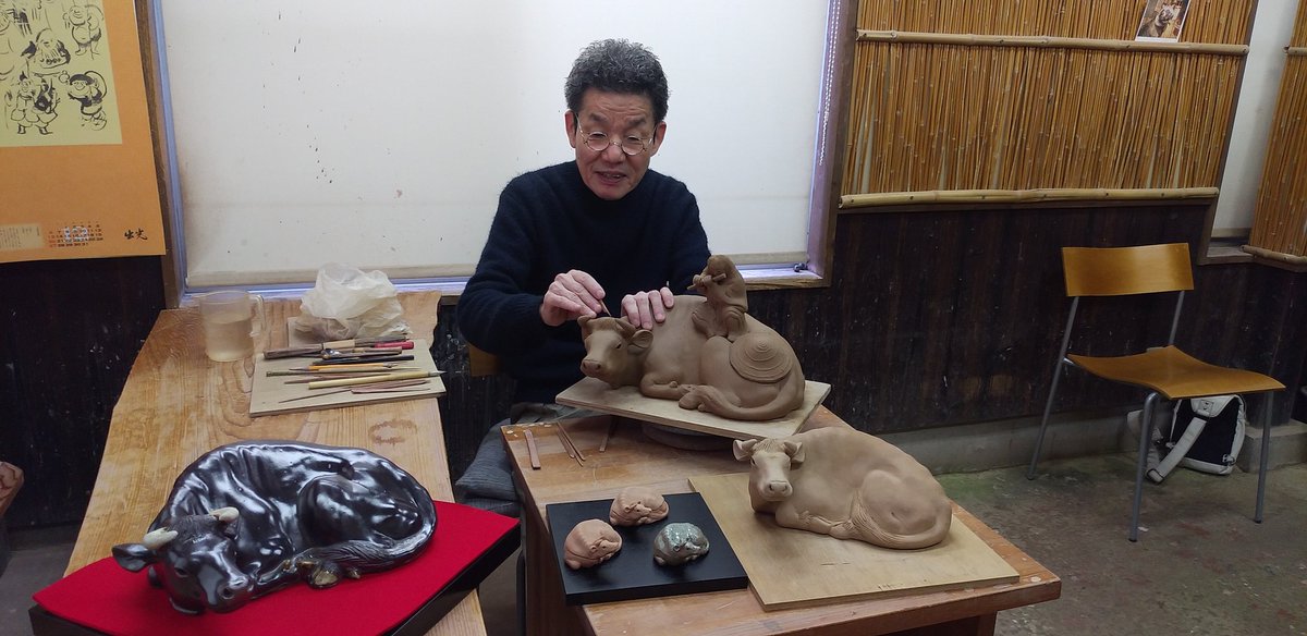 saganari's tweet photo. 中野窯（唐津市町田）の三代中野霓林さんが、今年も干支の置物作りに取り組んでいます。来年は丑年ですね。ゆったりとした牛の姿が愛らしいです。注文は年明けまで受け付けるそうです。
#唐津市
#中野窯 
#三代中野霓林 
#丑年 
#佐賀新聞 https://t.co/Yp1h1I2oyV