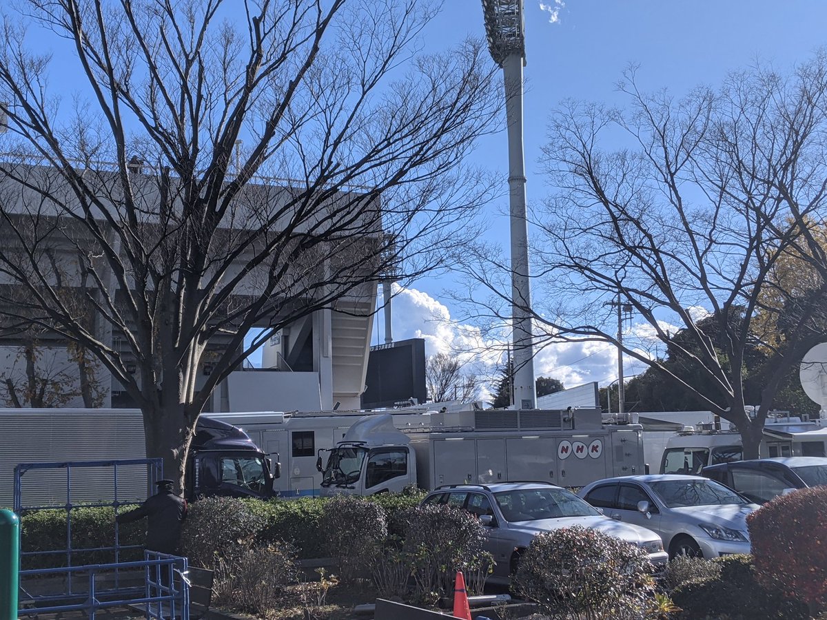 トッシー على تويتر 昼の三ツ沢 良い天気です 風も弱くて日が出てるぶんまだ大丈夫だけど 空気が冷たい 夜は寒行かな 今日はbsの中継もあるからnhkも来てます ニッパツ三ツ沢球技場
