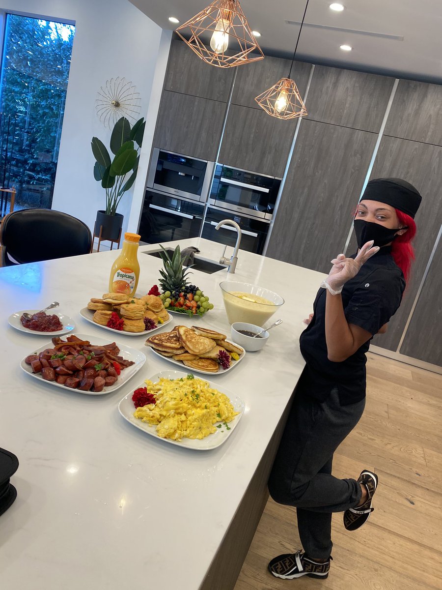 ChefGenesisBobo's tweet photo. High School: Sold cupcakes for .50 cents 😹 real talk 🤣 

2020: I get paid to be flewed out to COOK for my “clients”!!! A couple hunnnit on occasion 🙌🏽 https://t.co/X73xd70iqq