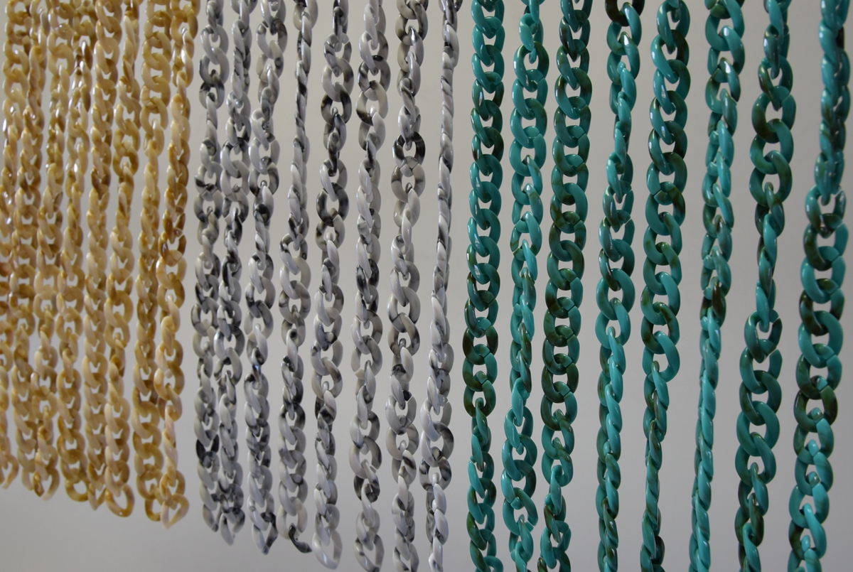 colorful Acrylic chain curtain space divider in restaurant,retail store,... youtu.be/YOp1dIMZz5o 来自 <a href="/YouTube/">YouTube</a>