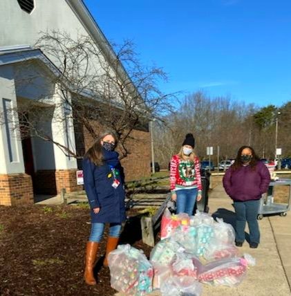 DHillRRES's tweet photo. @RockyRunES counselors and social worker are working hard to get holiday gifts to students. #rres_bulldogs #scps https://t.co/SoJil5mQlH