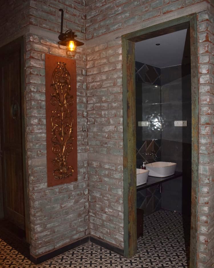 HK_DesignStudio's tweet image. Crafted a pleasant bathroom experience.

Tell us what you love about this Restaurant bathroom design!

#ProjectDelivered #BathroomDesign #RestaurantRenovation #Restaurant #RestaurantInterior #Interior #InteriorDesign #NewNormal2020 #MissionBeginAgain