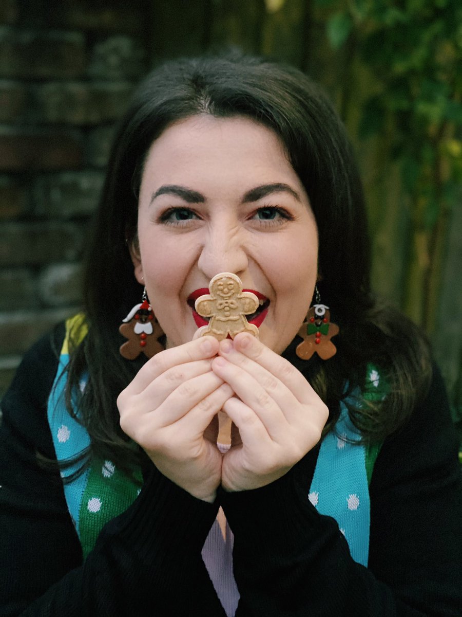 ShelbiCopain's tweet photo. Do you know the muffin man?⠀
shoutout to @gghoeld for the amazing earrings!!
🍪🎄🍰⠀
• • • ⠀⠀
#December14 #25DaysOfFitmas #Gingy https://t.co/XtfaKZHl9U