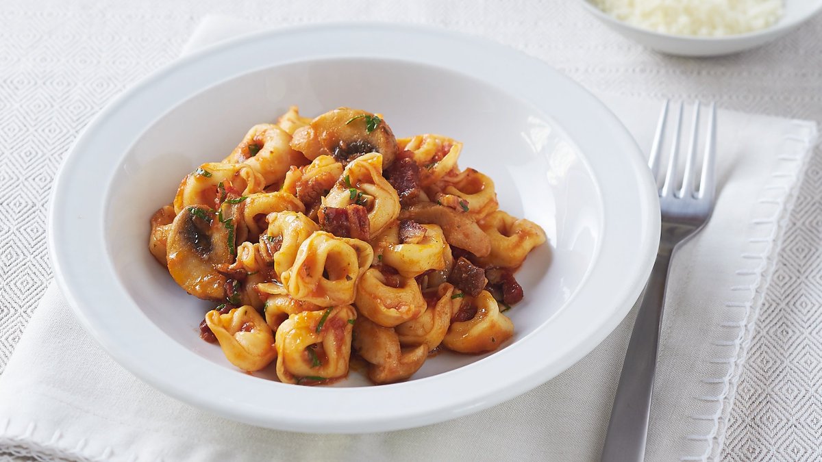 Three Cheese Tortellini with porcini mushrooms, guanciale and Basilico sauce. This recipe is simply delicious; full of flavour and doesn’t take hours to make. Feel free to sub in your left over Christmas ham for the guanciale as a tasty alternative.
ow.ly/HrKG50CA9xd