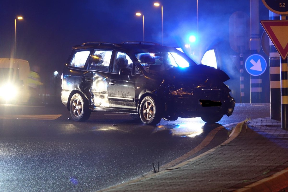 Twee gewonden bij ongeval op kruising N244 in Purmerend; bestuurder meegenomen naar politiebureau..