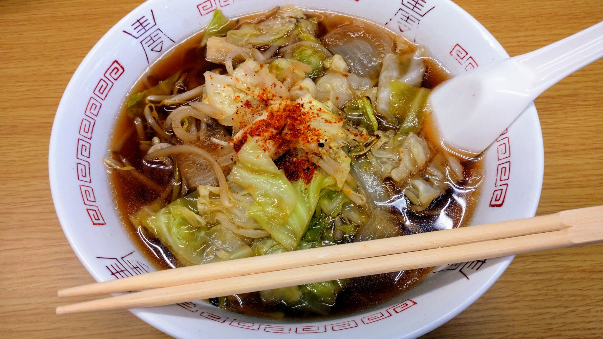 桂鷹治 Katsura Takaji 噺家 仙台花座 楽屋のランチ 近所のひさごから出前で 野菜そば 中華風 名前 も丼鉢も中華風だけど 濃いめの蕎麦汁に日本蕎麦 上に乗ったもやし キャベツ 玉葱 野菜のコクと油がお汁に染みて 上に七味唐辛子 甘めのお汁と