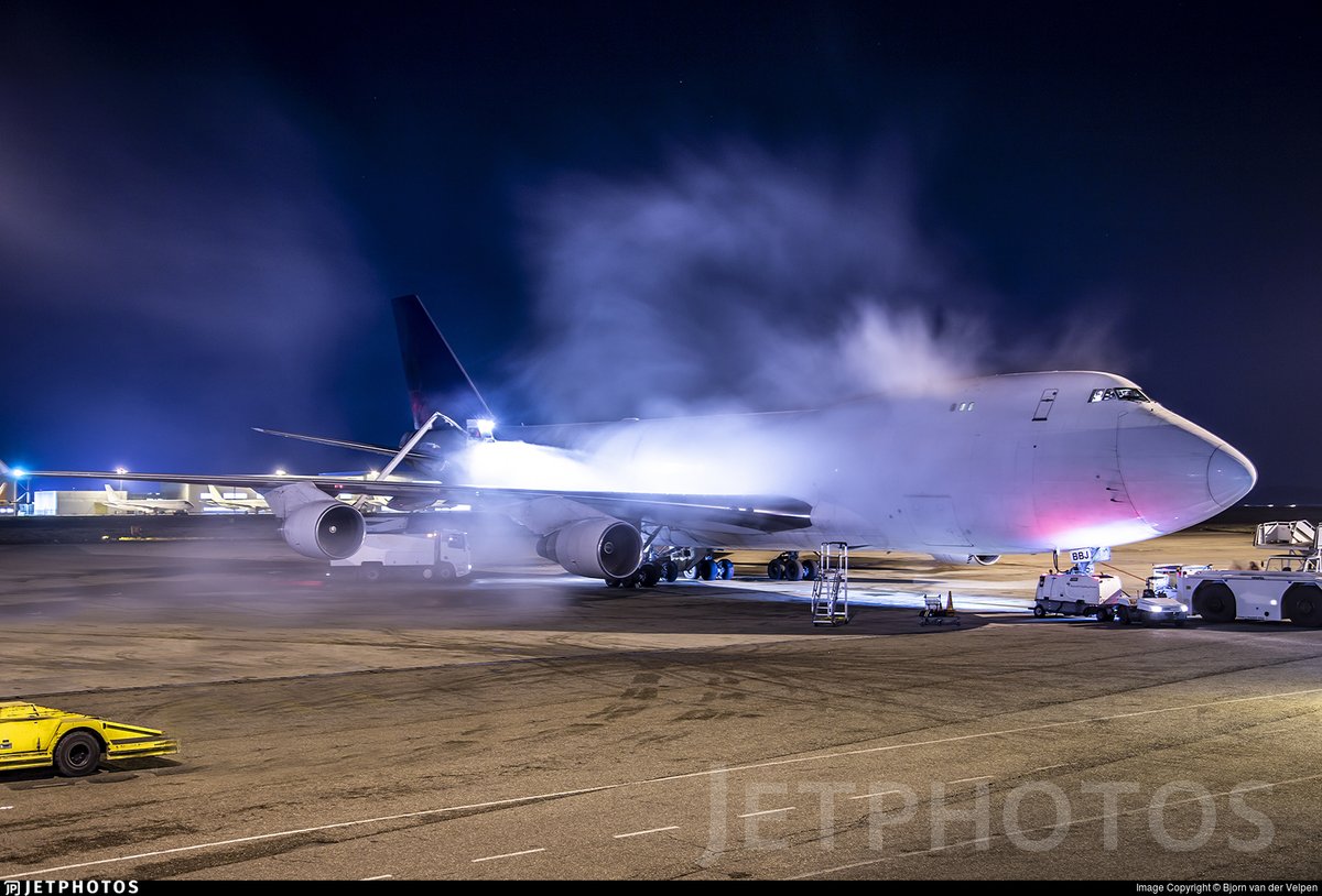 An Aerotranscargo 747 deicing in Maastricht. jetphotos.com/photo/9976551 © Bjorn van der Velpen
