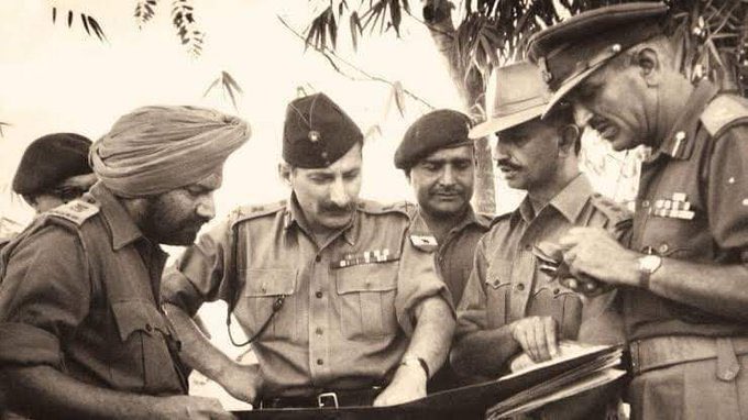 IamMatulsinh032's tweet photo. "You surrender or we wipe you out", said Field Marshal Sam Manekshaw to Pakistan on 13th December, 1971. Within three days, more than 93,000 Pakistani troops surrendered on 16th December, 1971. #VijayDiwas https://t.co/4JLYAN1LGf