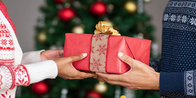 EarthAccounting's tweet photo. #Recycling wrapping paper? What about gift bags? Here's what holiday #packaging can go in blue bins. https://t.co/36NuXwPqcz via @usatoday https://t.co/4Xjf83l8ij
