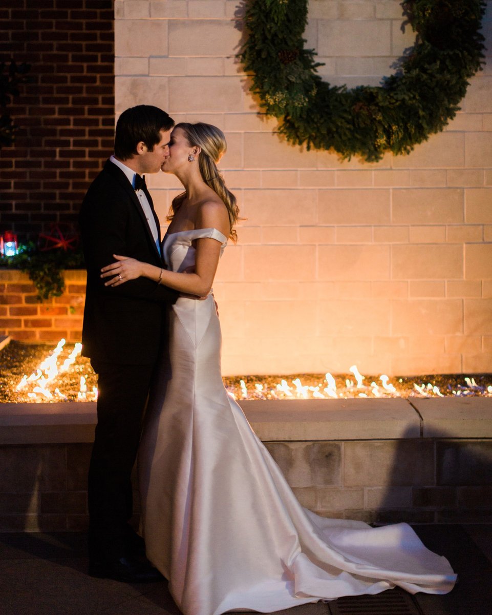 _SarahBradshaw's tweet photo. Throwback to one of the best Christmas weddings ever! There's something magical about the romance of the holidays (seriously, there's a reason why Hallmark does so well in December!!), and Christmas weddings are pure magic.

#SarahBradshawPhotography #ChristmasWedding https://t.co/V3LdQ4vwtF