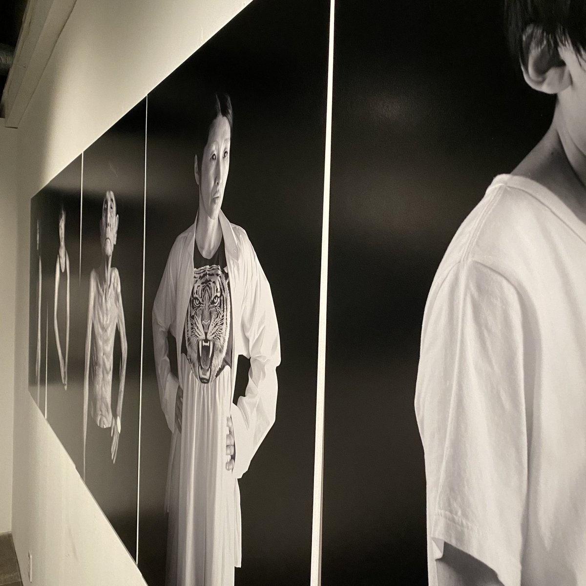 bloomgallery's tweet photo. 【今週も水〜土曜日営業してます】
・
内倉真一郎「私の肖像」、開催中!
ギャラリー内は定期的な換気でいつもより肌寒い可能性もありますのでみなさまも暖かい格好でお越しください✨
・
詳細はこちら
https://t.co/TQsO0knNYv
・
#bloomgallery #内倉真一郎 #私の肖像 #赤々舎 #kanakawanishigallery https://t.co/v5qXtMPmQz