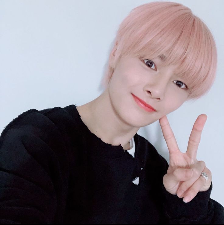 — yang jeongin ; pink 