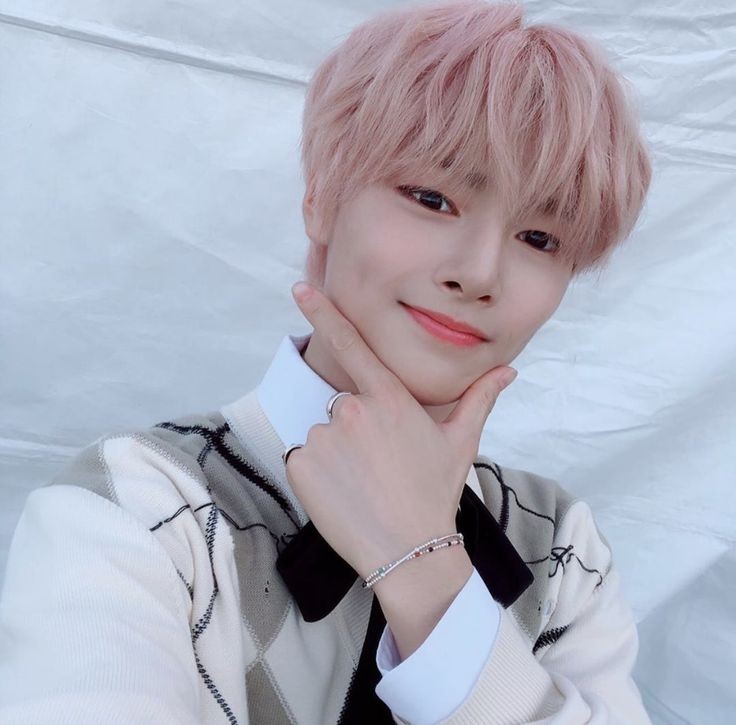 — yang jeongin ; pink 