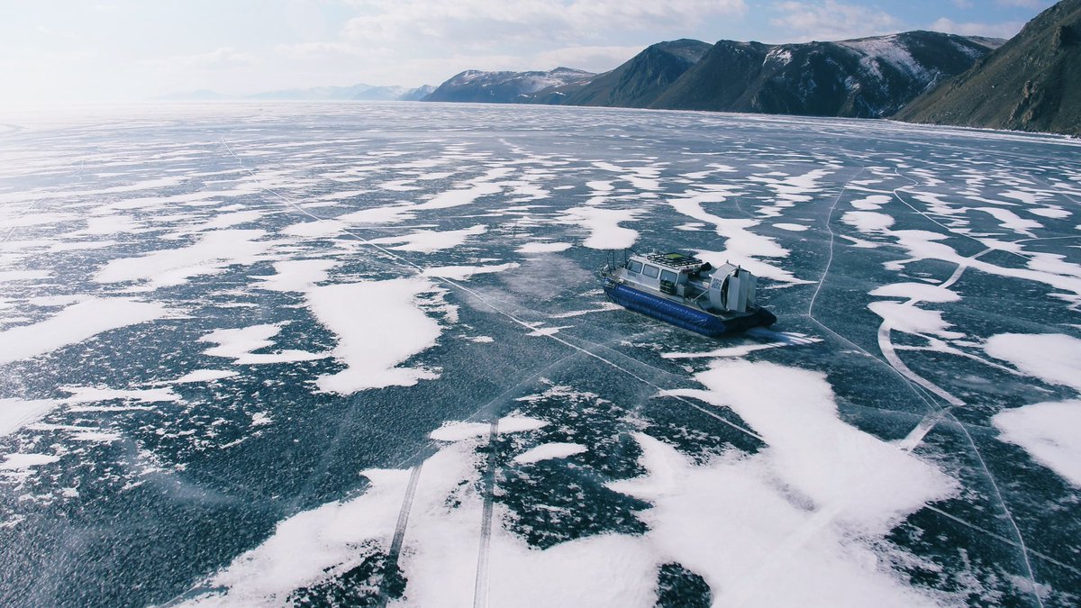 冬に全面結氷する、ロシアのバイカル湖。ホバークラフトで移動しながら