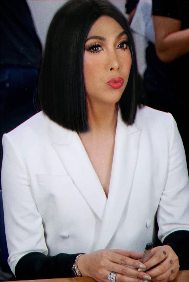 queenvicey_'s tweet photo. Vicey in black hair pls! 😭✊🏼 https://t.co/W87dOOXFii