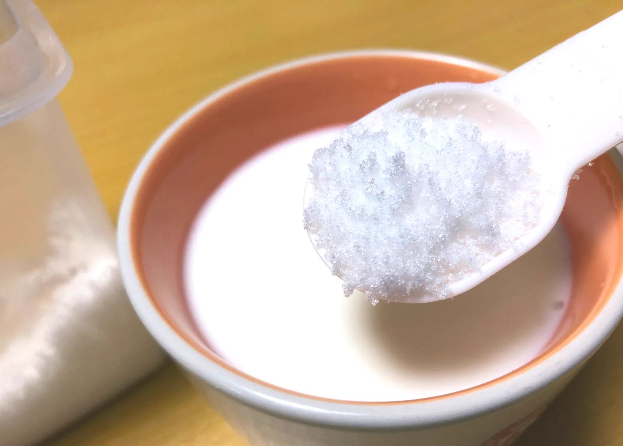 牛乳を温める人必見！砂糖を入れると膜が出来にくいようだ‼