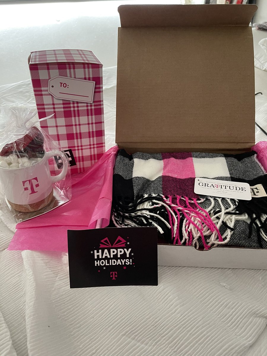 What a nice #surprise 🎄Thank you @JonFreier Christie & Dara @TMobile #gratitude #thankyou #teammagenta #TMobilePuertoRico