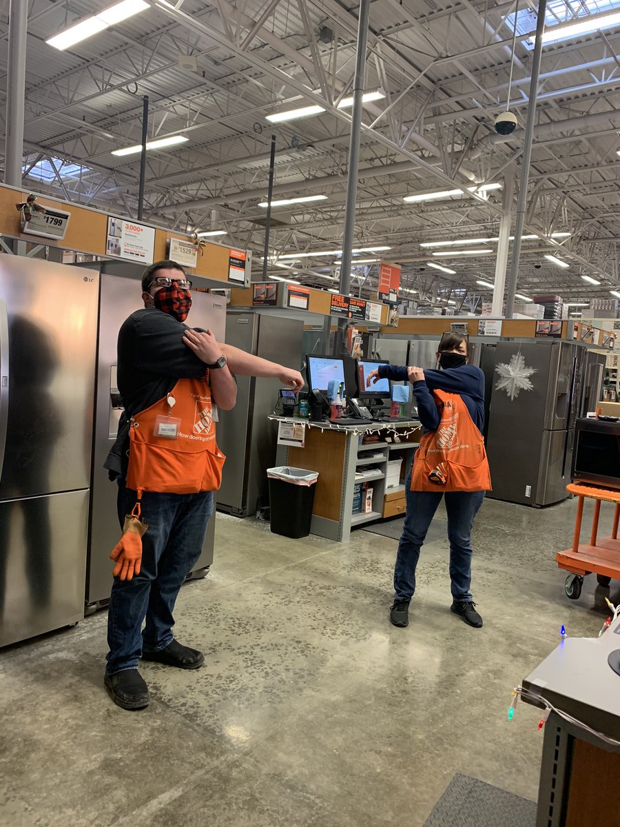 Mandy_Confer's tweet photo. Caught Dylan and Amanda stopping to stretch during their shift!!! Way to keep this muscles warmed up and making it fun by doing it together!!!  @JoshZamora5 @ASM4724 @AngelaHD4724  @DylanTHD4724 @AliceTHD4724 @KevinHurley4724 https://t.co/KwwnvsGkVt