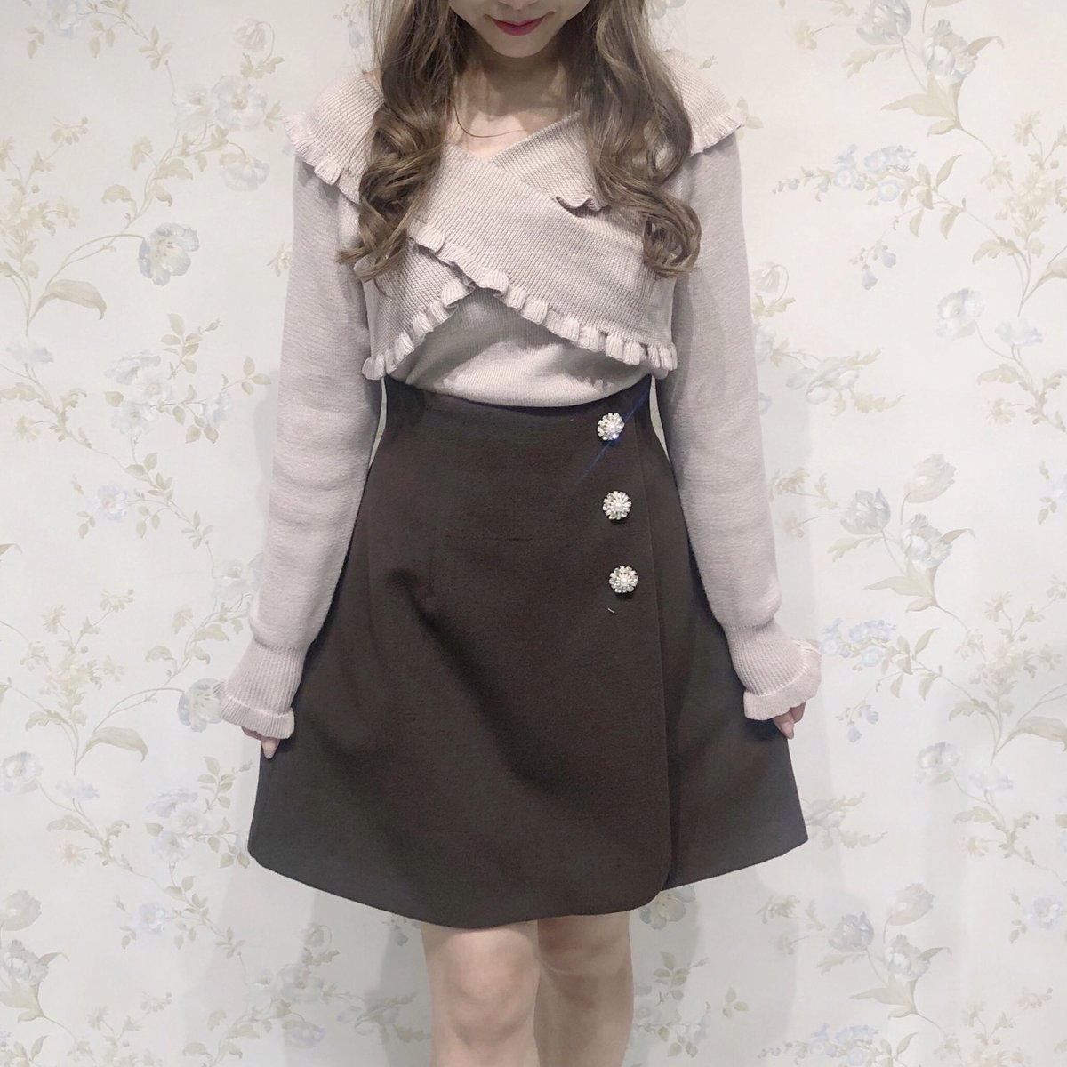 ট ইট র Anmille ラフォーレ原宿 フリル2wayニット Color Ow Pi Bk Price 4 900 Tax ビジューラップ台形sk Color Pi Gp Br Price 5 900 Tax Pi Brの大人可愛いコーデ 後ろにはリボンが着いているので どこから見ても可愛く