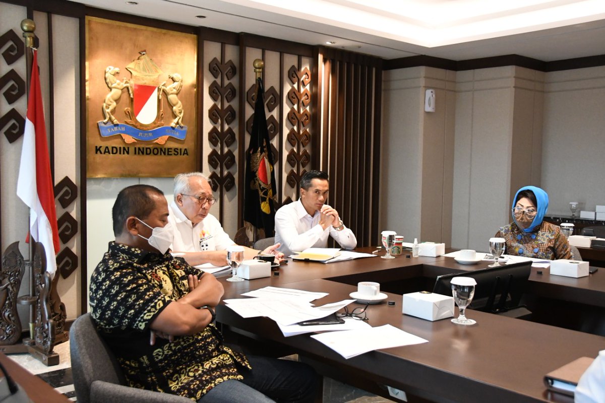 Kadin_Indonesia's tweet photo. Ketua Penyelenggara Musyawarah Nasional (MUNAS) VIII Kadin, @anindyabakrie memimpin jalannya rapat gabungan Panitia Pengarah yang diketuai Benny Sutrisno dan Panitia Pelaksana yang diketuai Nita Yudi di Menara Kadin Indonesia, Rabu (16/12/2020). https://t.co/pf3mSbtKvo