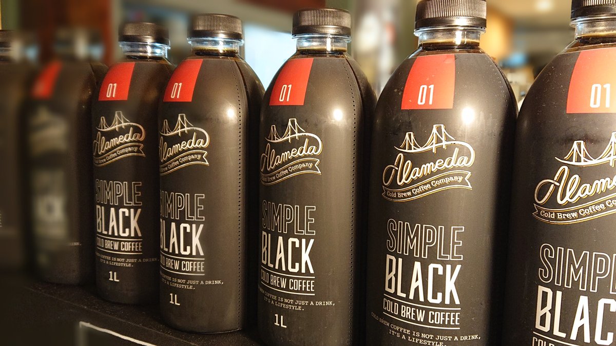 readingstyle's tweet photo. 【本日スタート！】
カフェご利用のお客様に、24時間抽出の水出しコーヒー『ALAMEDA COLD BREW COFFEE』をプレゼントしています！

独自の低温抽出法を用いて、豆の香り・旨味・コクを存分に引き出した雑味のない味わいが特徴です。

なくなり次第終了ですので、お早めにどうぞ♪

#アラメダ #コーヒー https://t.co/XSBB0PiWN3