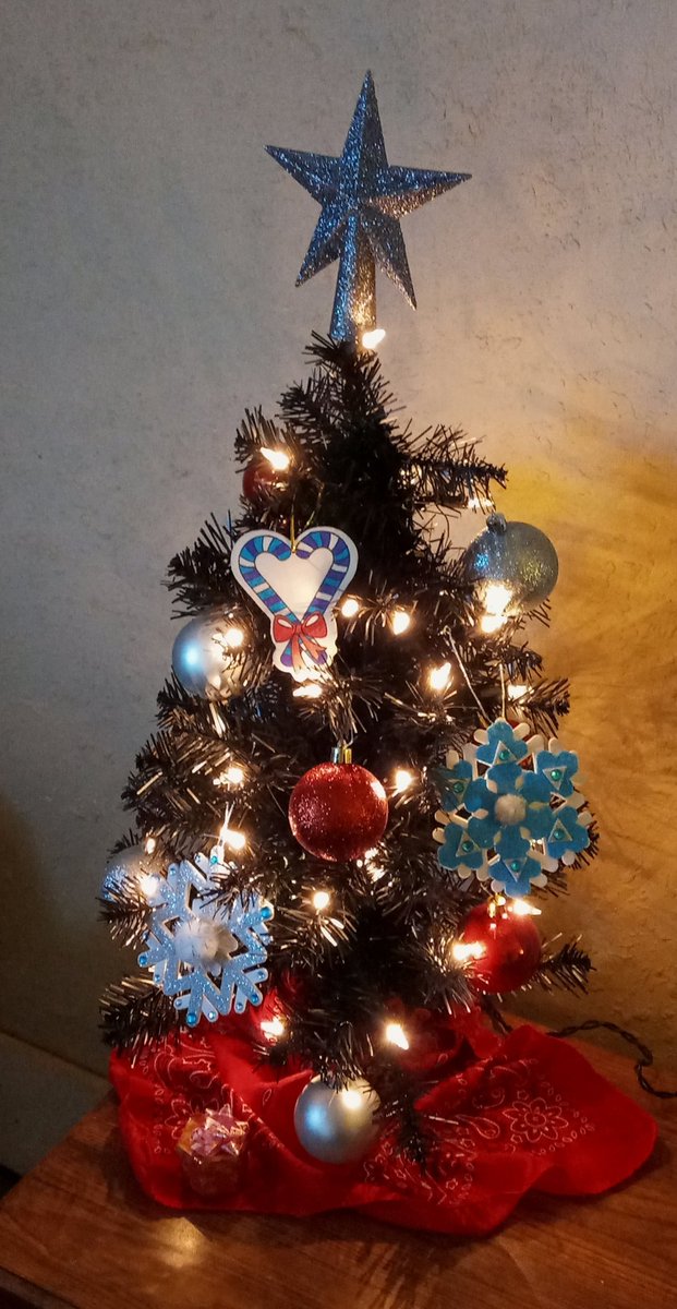 _haless's tweet photo. Literally in love with my new mini 🎄 and our homemade ornaments. https://t.co/OPJXF2RBXX