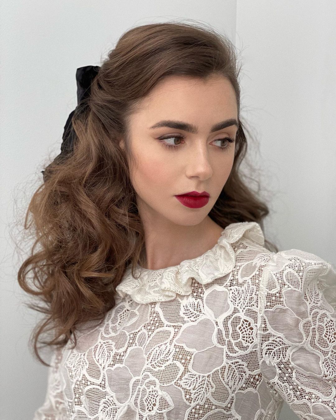 Vogue Japan Twitter पर リリー コリンズ のアンニュイな美を放つハーフアップ 黒のリボンとレッドリップもとびきりドラマティック モダンなヘアアレンジテク T Co Olo6fvsuai T Co 6baqjdvnxk Twitter