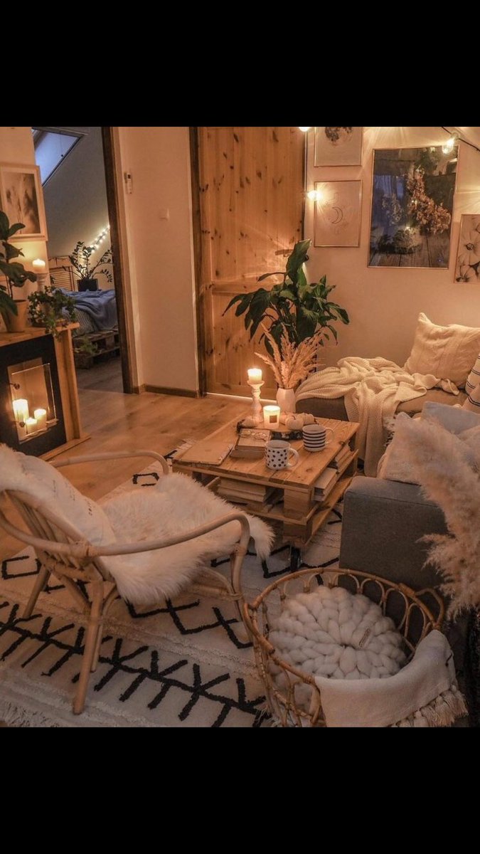 elifsysn's tweet photo. Böyle bir ortamda Sabahattin Ali’nin kitaplarını okumak vardı 🍀Ardından bir Ahmet Kaya şarkısı eşliğinden hayal kurmak 🍂Huzur doldu anlatırken bile 🌿 https://t.co/KWyF06vYLs