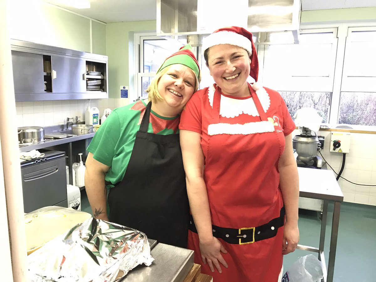MoltonPrimary's tweet photo. We’re all ready for Christmas dinner!! A huge thank you to our fabulous kitchen team! https://t.co/GtzVr5A5ba