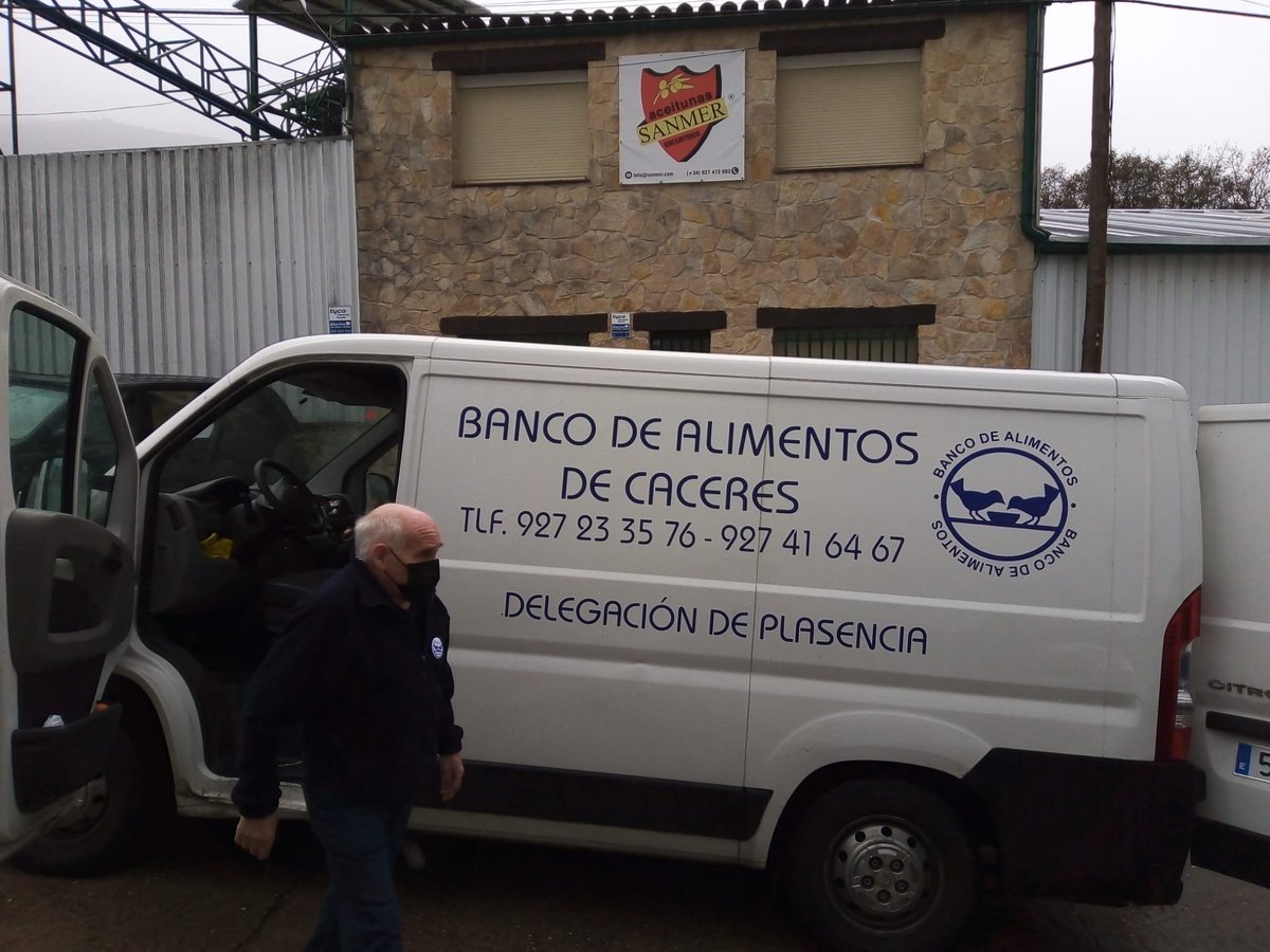 Aceituna_SANMER's tweet photo. Poniendo nuestro pequeño granito de arena a esta gran organización que es el @B_AlimentosCC , os animamos en la medida de los posible que colaboréis con ellos. https://t.co/YlOfpnXvMB