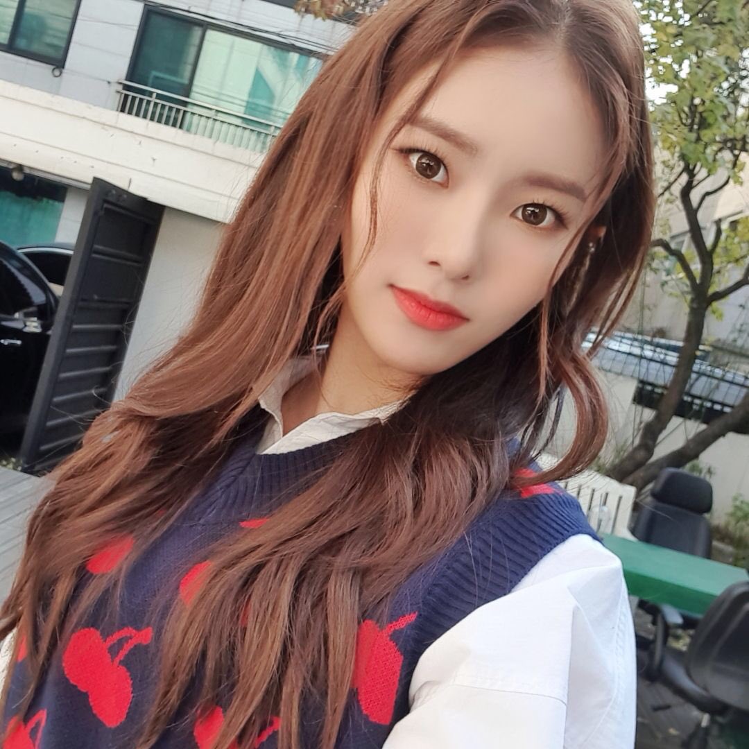 [] (Almost) all of Monday’s selfies: a thread #Weeekly  #위클리  #Monday  #먼데이