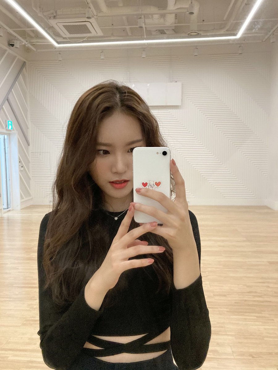 [] (Almost) all of Monday’s selfies: a thread #Weeekly  #위클리  #Monday  #먼데이