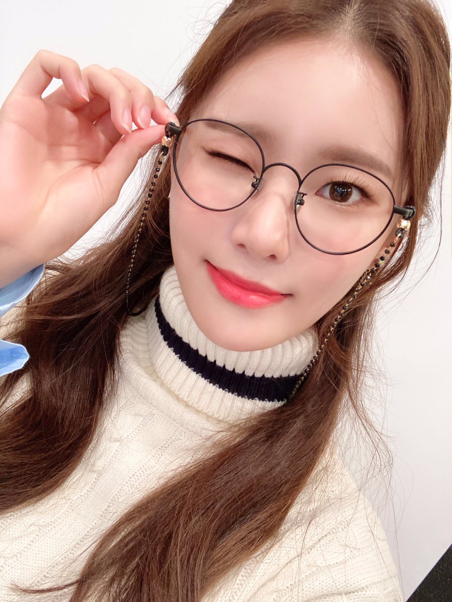 [] (Almost) all of Monday’s selfies: a thread #Weeekly  #위클리  #Monday  #먼데이