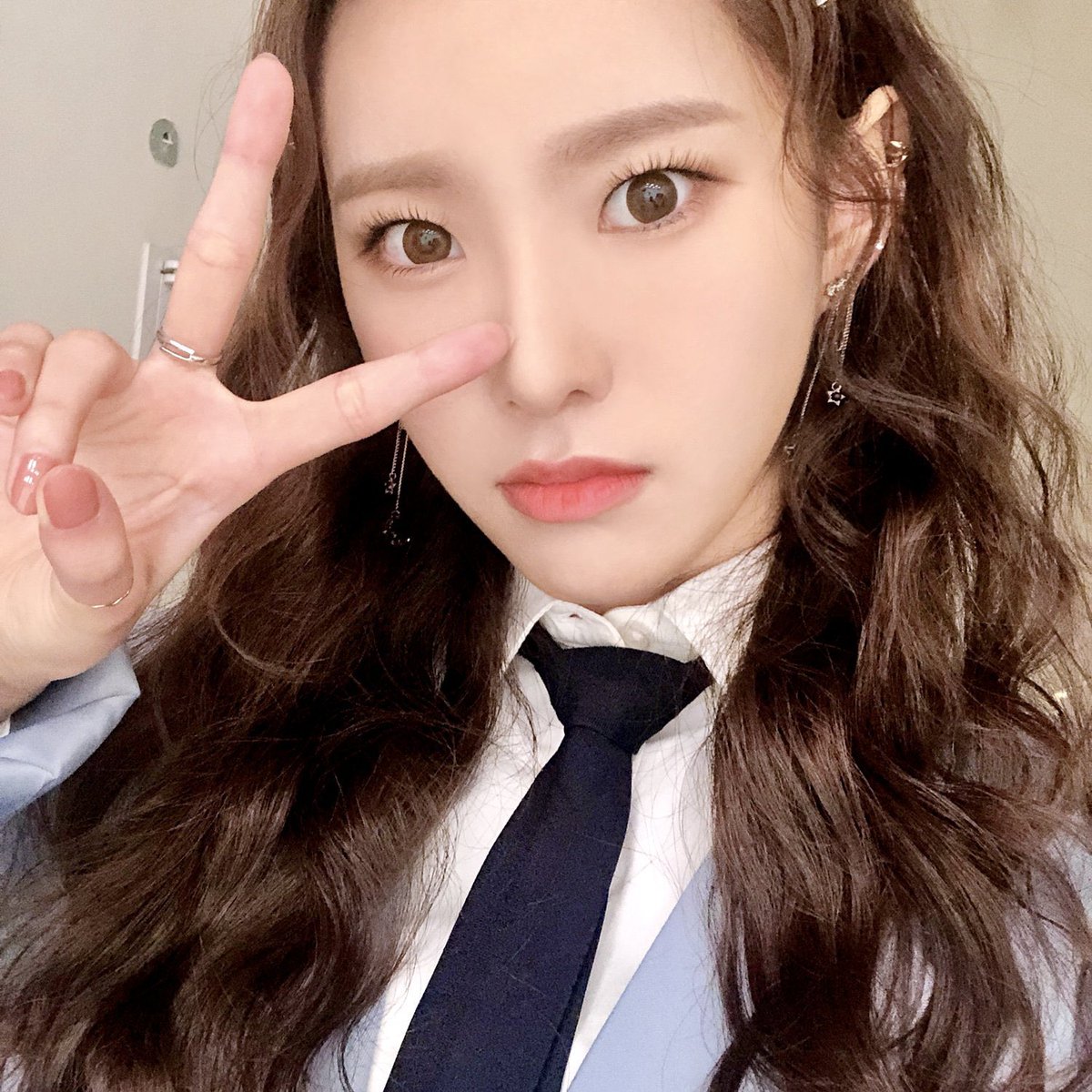 [] (Almost) all of Monday’s selfies: a thread #Weeekly  #위클리  #Monday  #먼데이