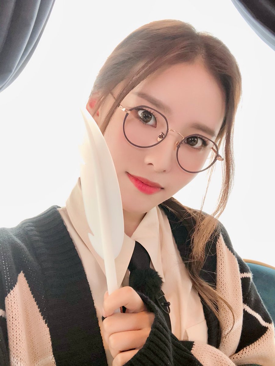 [] (Almost) all of Monday’s selfies: a thread #Weeekly  #위클리  #Monday  #먼데이