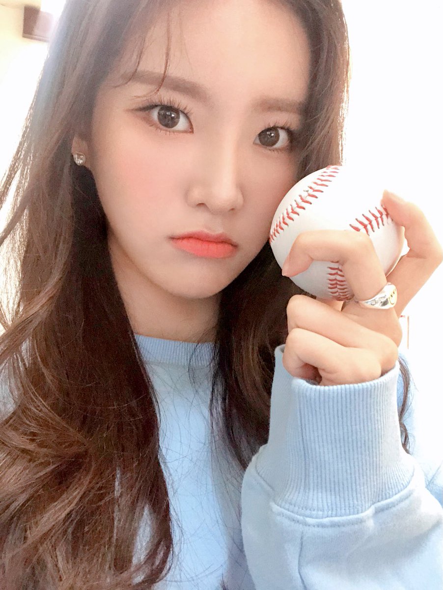 [] (Almost) all of Monday’s selfies: a thread #Weeekly  #위클리  #Monday  #먼데이