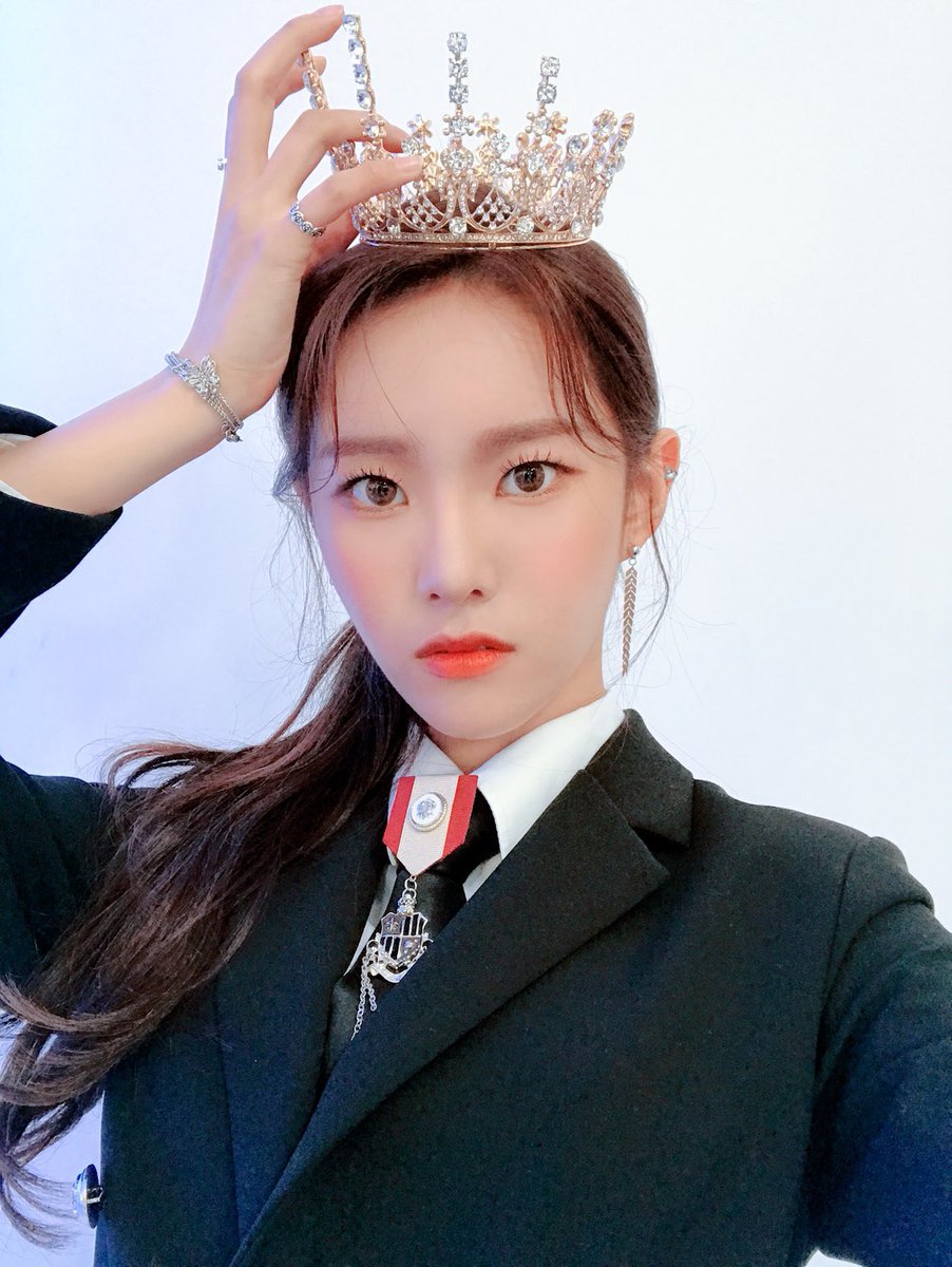 [] (Almost) all of Monday’s selfies: a thread #Weeekly  #위클리  #Monday  #먼데이